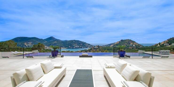 Luxusvilla mit sensationellem Blick auf 100.000 m² Naturgrundstück zum Erstbezug
