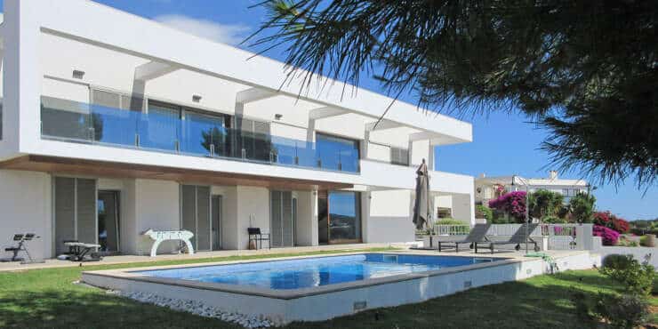 Villa moderner Architektur mit weitem Panorama-Meerblick