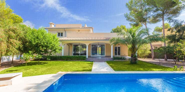 Strandnahe Villa im mediterranen Stil mit modernen Elementen