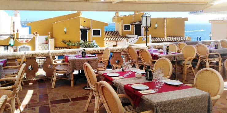 Gut gelegenes Restaurant mit großer Meerblick-Terrasse