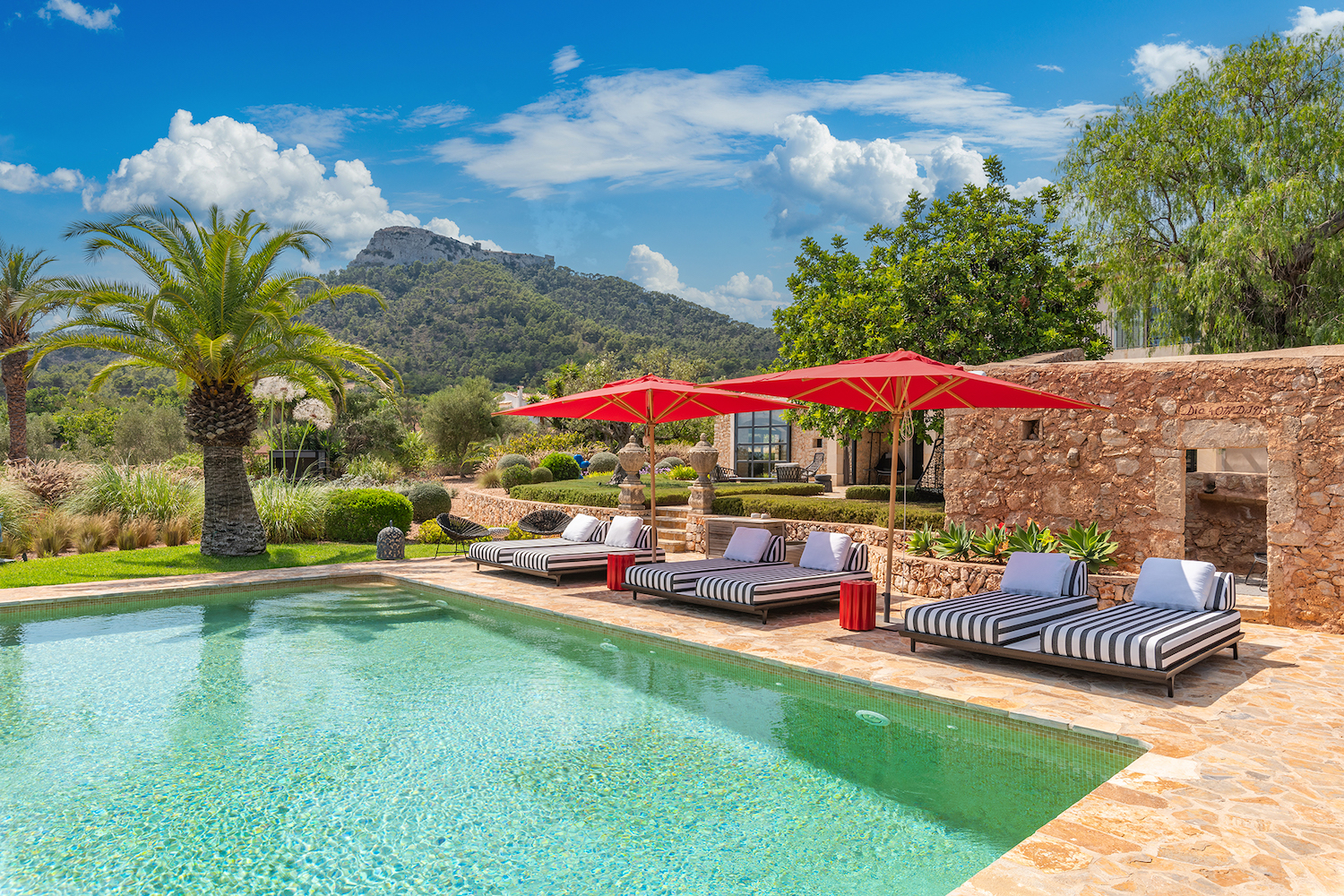 Pool mit Sonnenterrasse