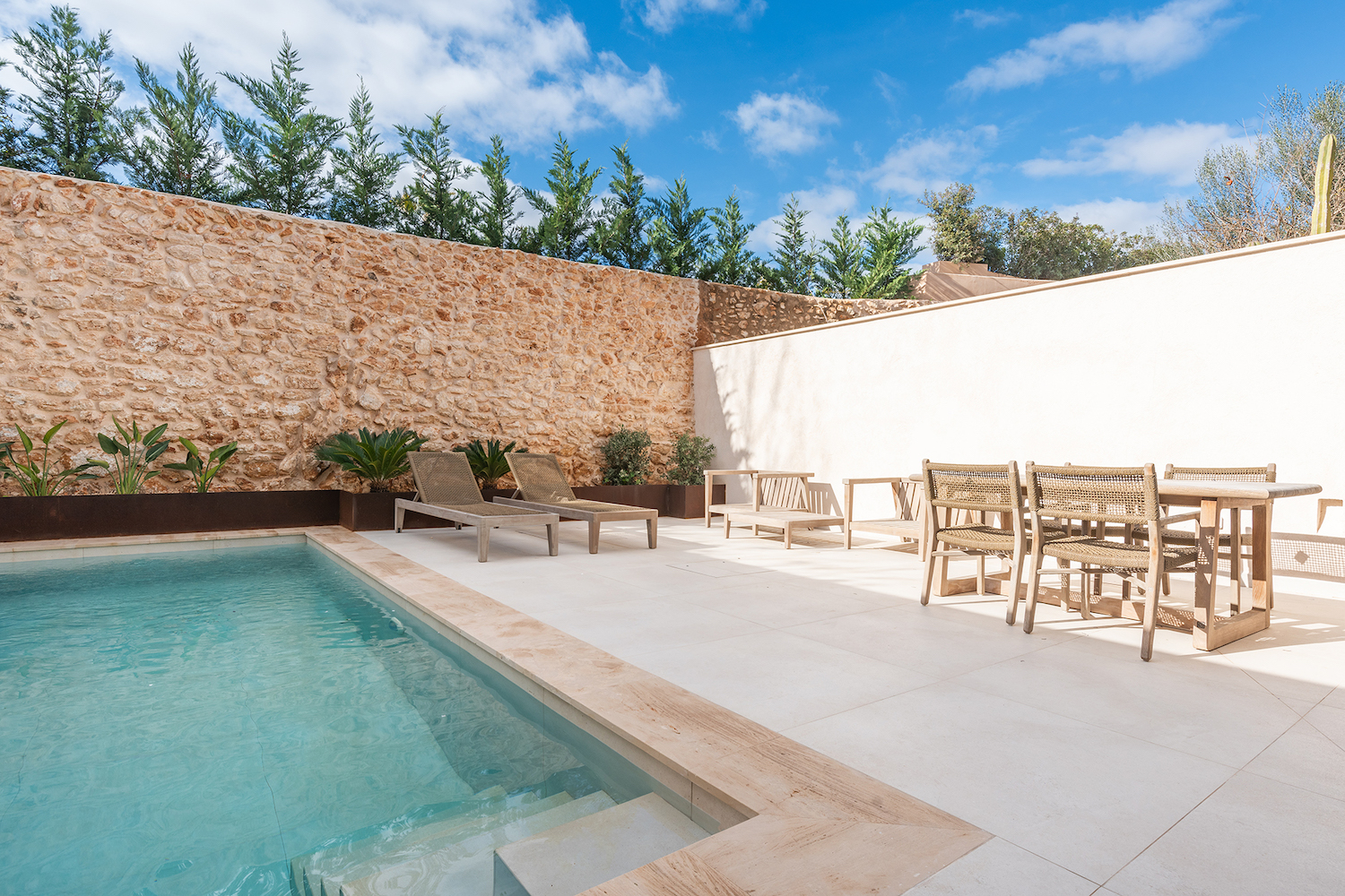 Pool mit Sonnenterrasse
