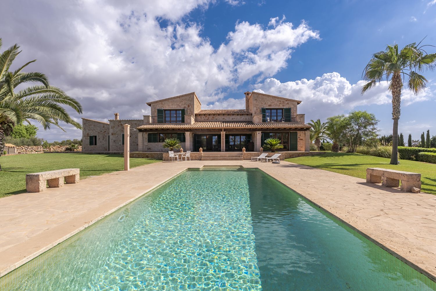 Ansicht der Finca mit Pool