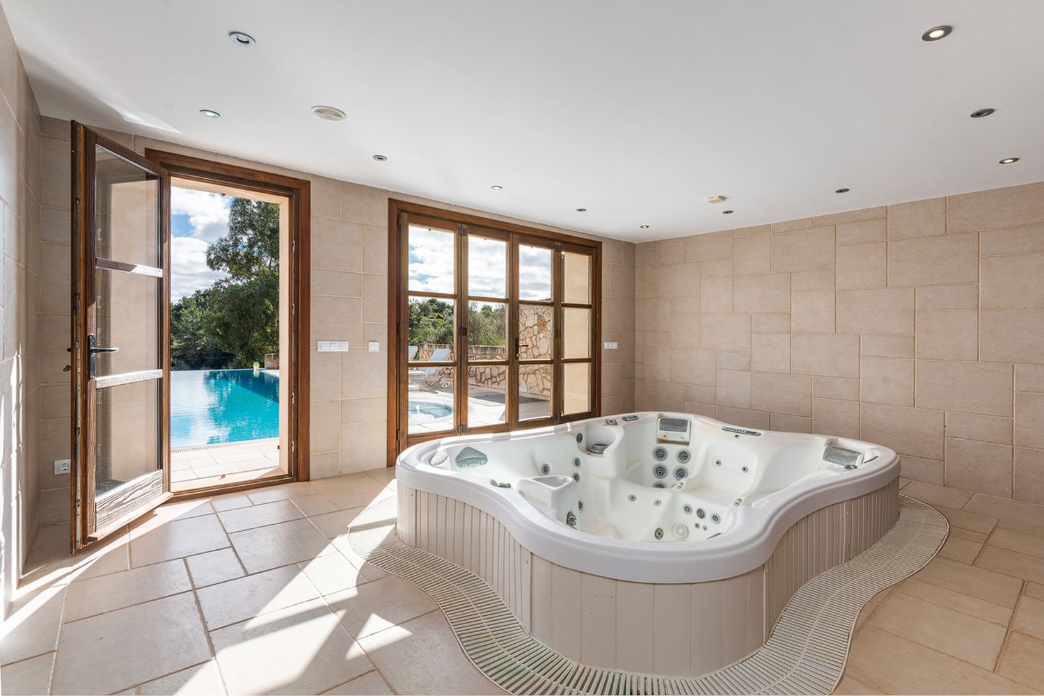 Spa Bereich mit Zugang nach Außen