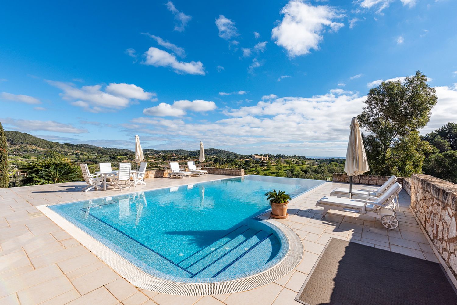 Infinity pool mit Panoramameerblick