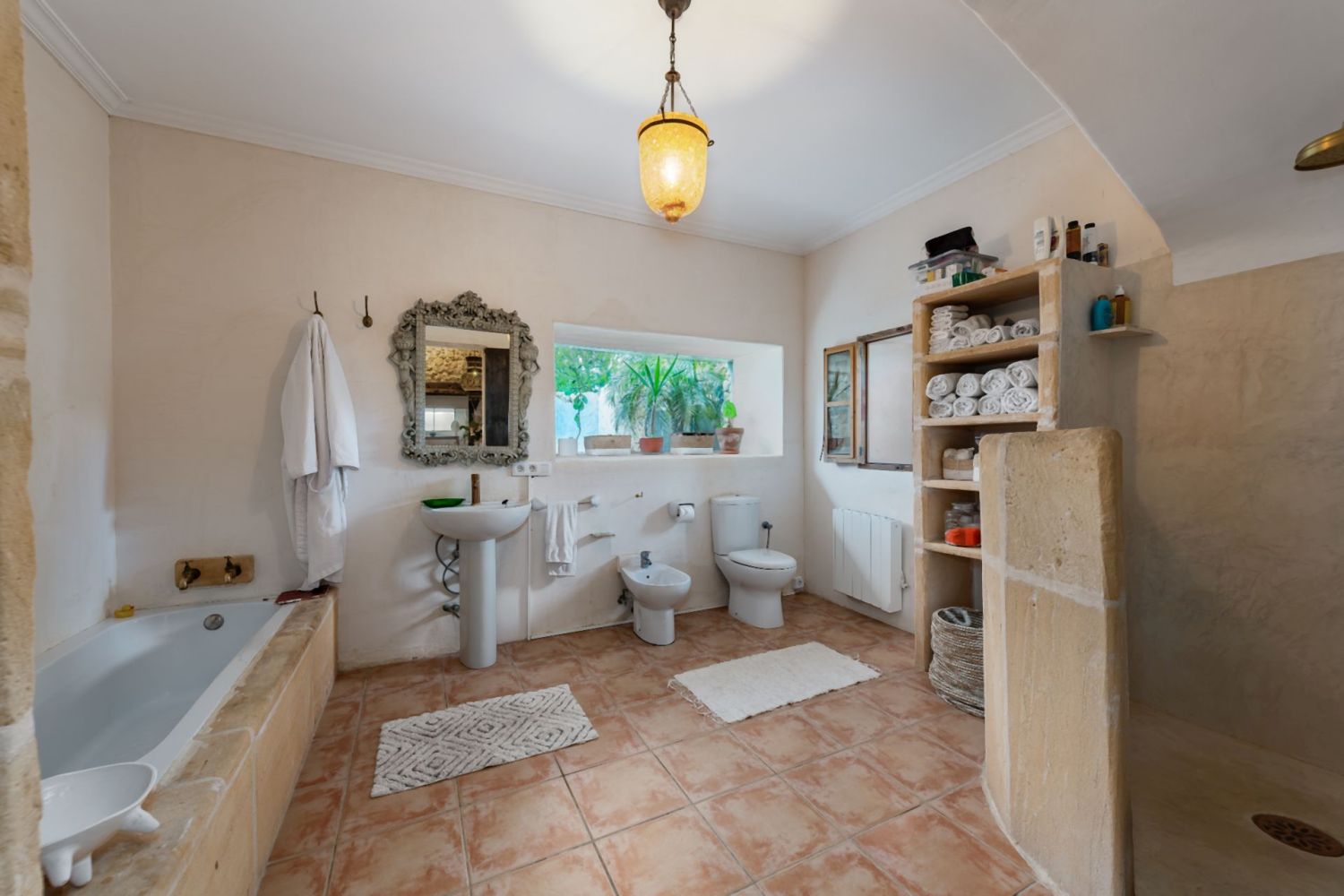 Komplettes Badezimmer mit Badewanne