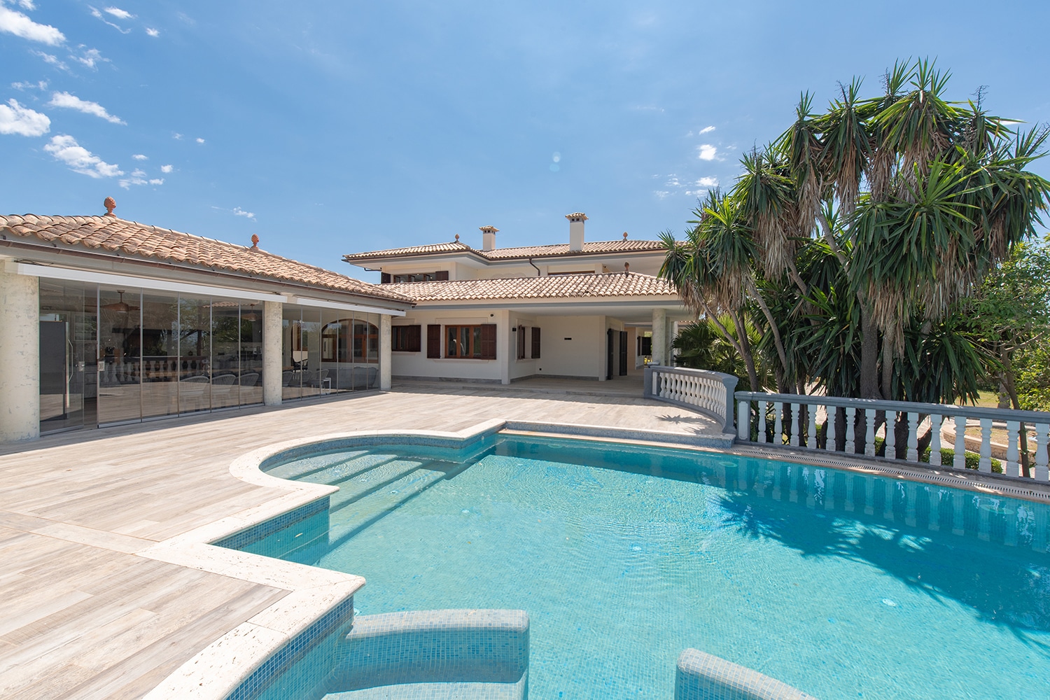 Pool mit Blick zur Sommerküche