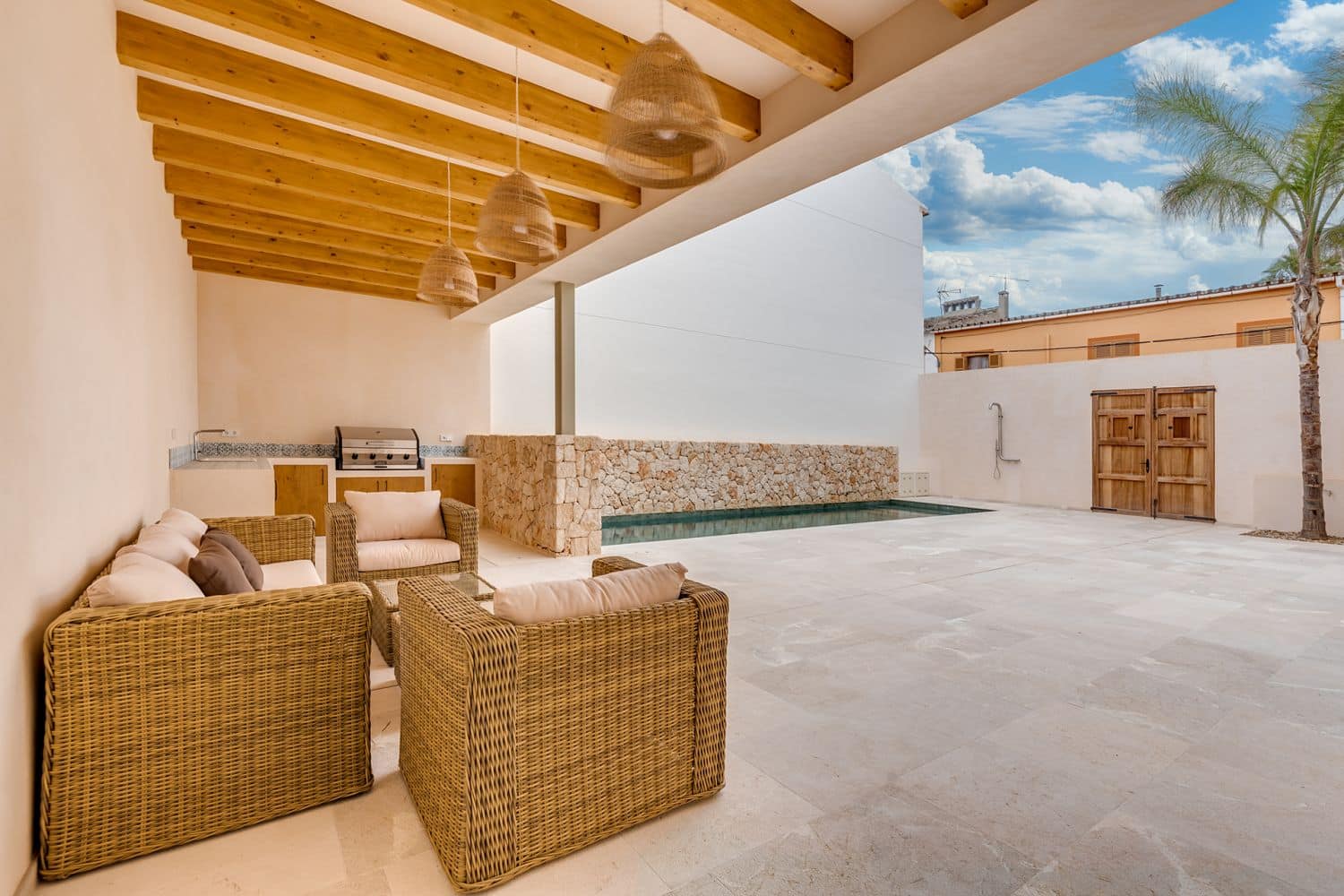 Patio mit Loungeterrasse und Pool