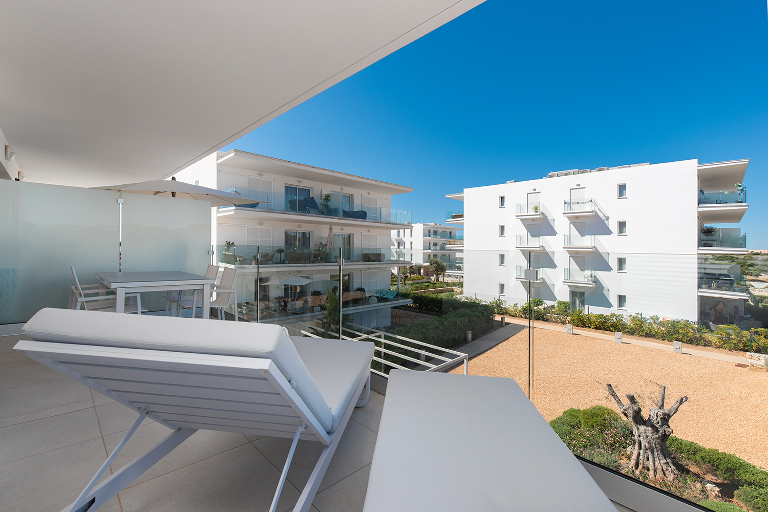 Helle Etagenwohnung mit zwei Terrassen und Gemeinschaftspool in gepflegter Wohnanlage