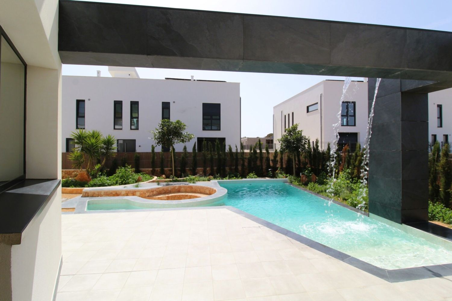 Sonnenterrasse mit Pool