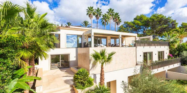 Moderne Luxusvilla mit mediterranem Flair in Hafennähe