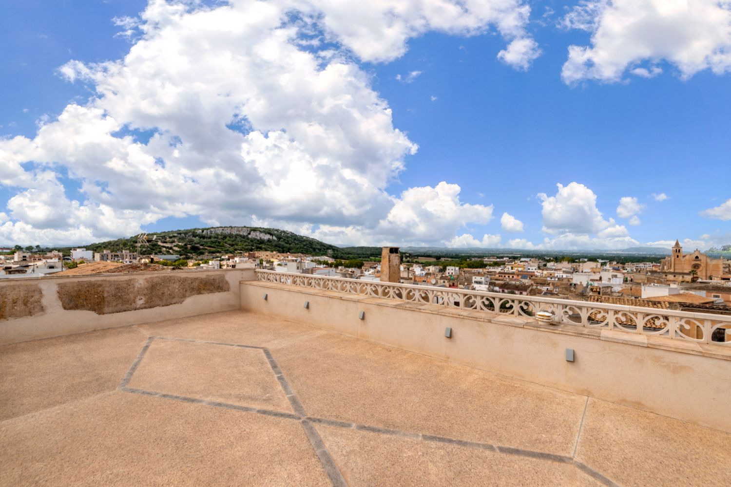 Große Dachterrasse mit Panoramablick