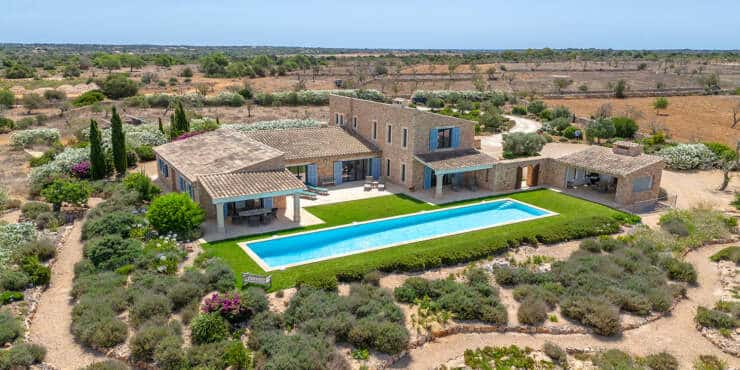 Mediterraner Rückzugsort mit Panoramablick und Stil