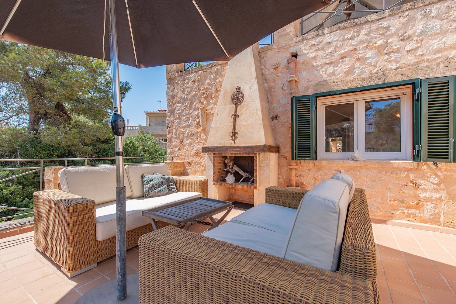 Terrasse mit traditionellen Kamin