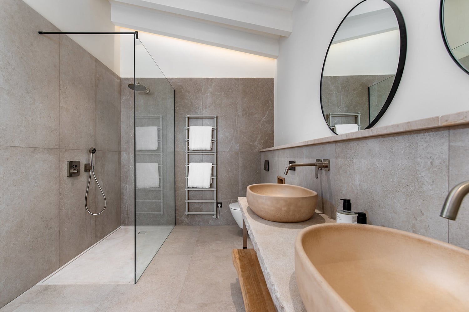 Eines von 4 Badezimmern