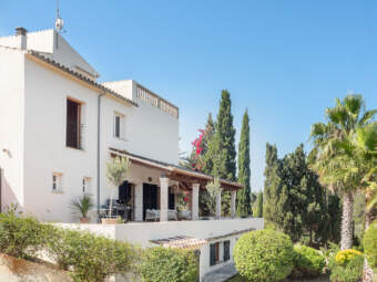 Stilvoll sanierte Villa mit Gästehaus und großem Grundstück