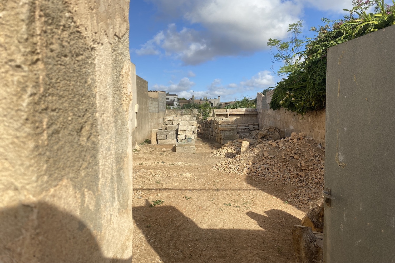Urbanes Baugrundstück mit Projekt für ein Mehrfamilienhaus mit 2 Wohneinheiten und Garage