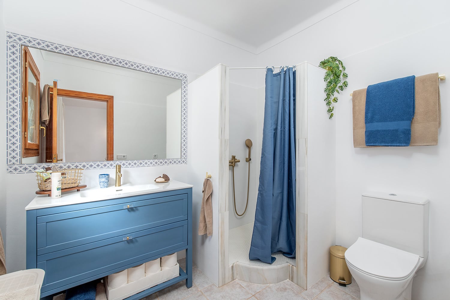 Eines von 2 Badezimmern