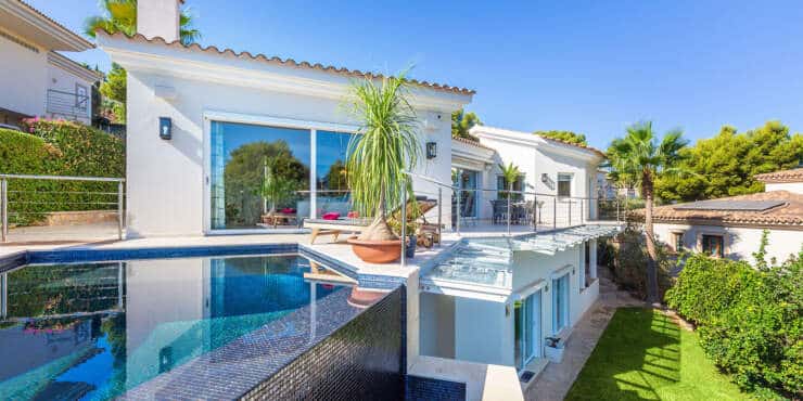 Luxuriöse Meerblick-Villa in Hafen- und Golfplatznähe