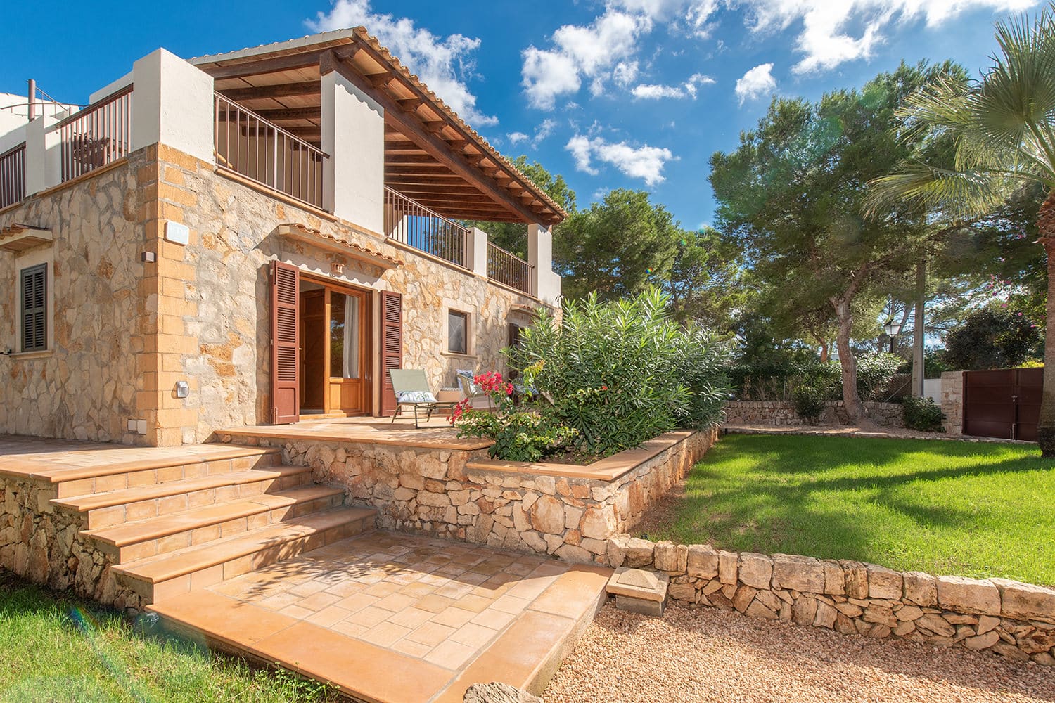 Stilvolle Villa im Finca-Stil mit Ferienvermietungslizenz in zweiter Meereslinie fußläufig zum Strand