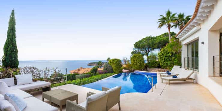 Luxusvilla in erhöhter Villenlage mit Traumblick