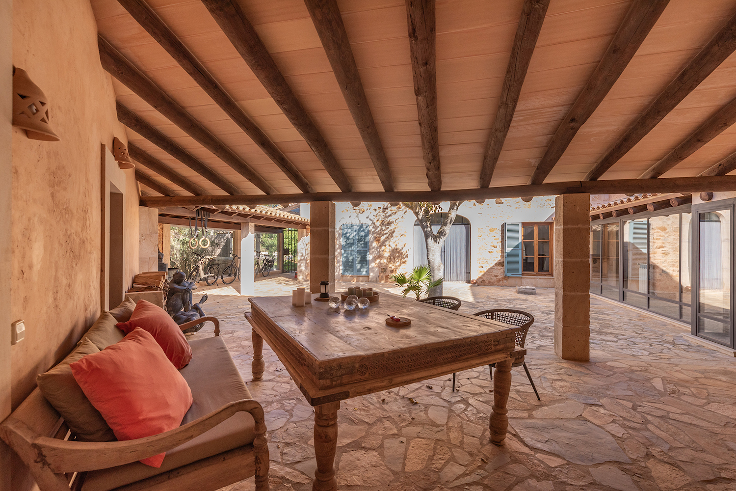 Überdachte Terrasse beim Patio