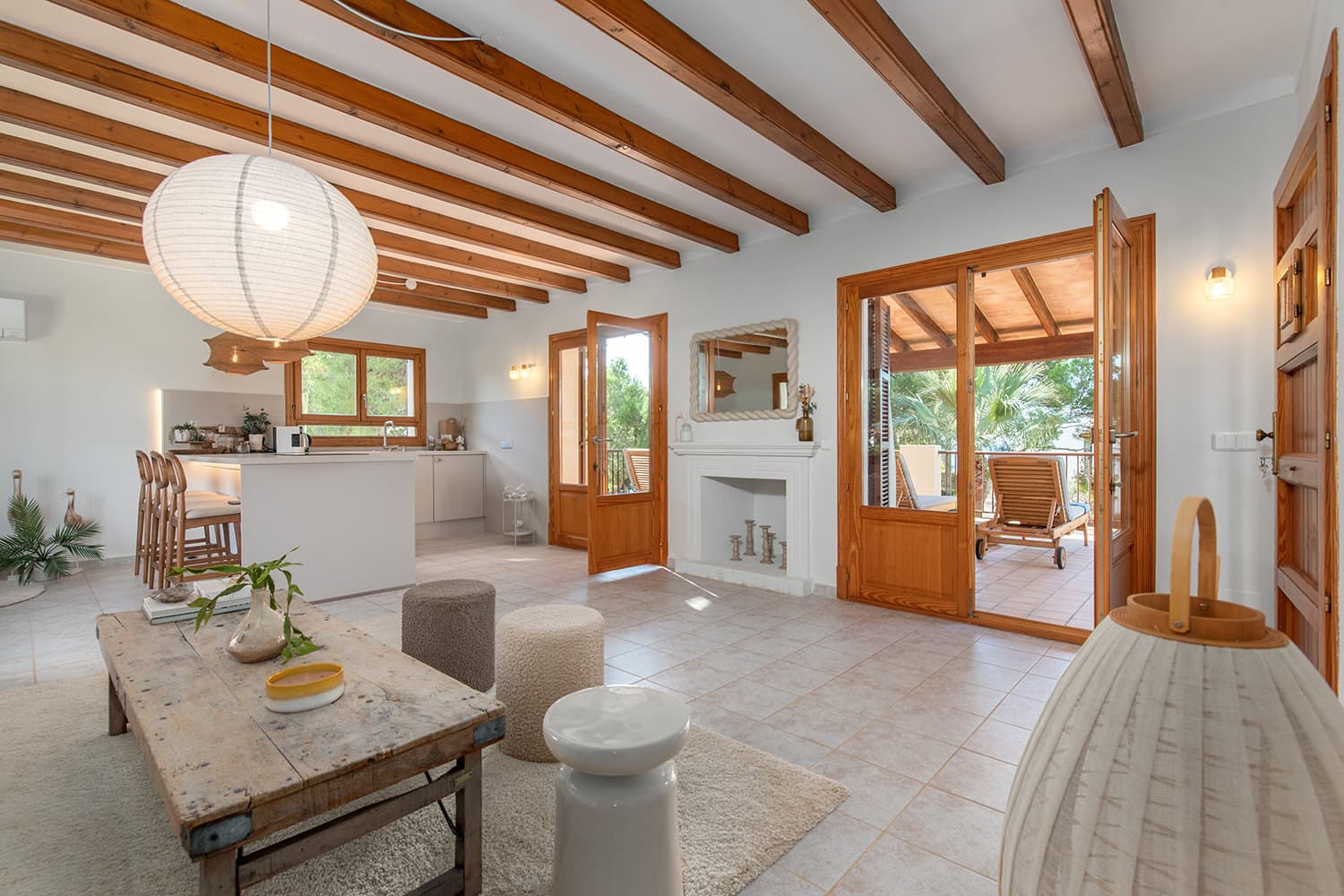 Lichtdurchfluteter Wohn-und Essbereich