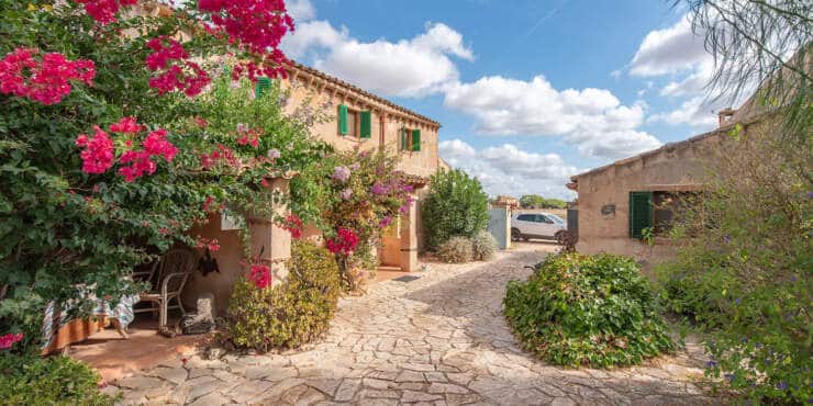 Großzügige Finca mit Gästehäusern, Pool und Tennisplatz bei Campos