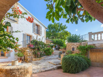 Herrschaftliche Villa mit Pool und Garten nahe Palma zu vermieten