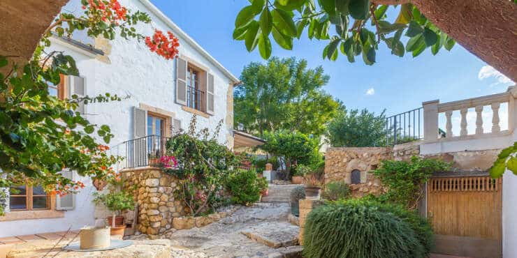 Herrschaftliche Villa mit Pool und Garten nahe Palma zu vermieten