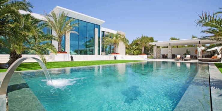 Beeindruckende Luxusvilla in Hafen- und Golfplatznähe