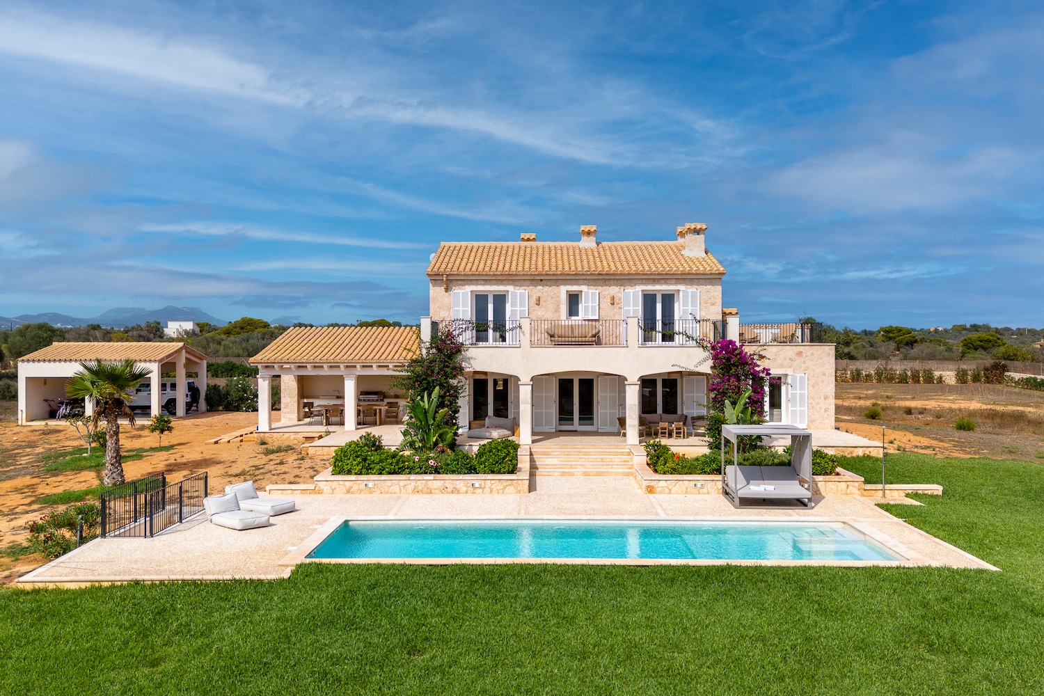 Moderne Natursteinfinca mit Pool und Meerblick