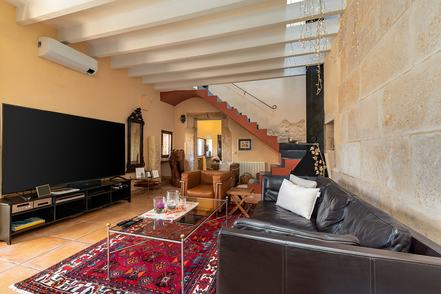 Wohnzimmer mit Kamin