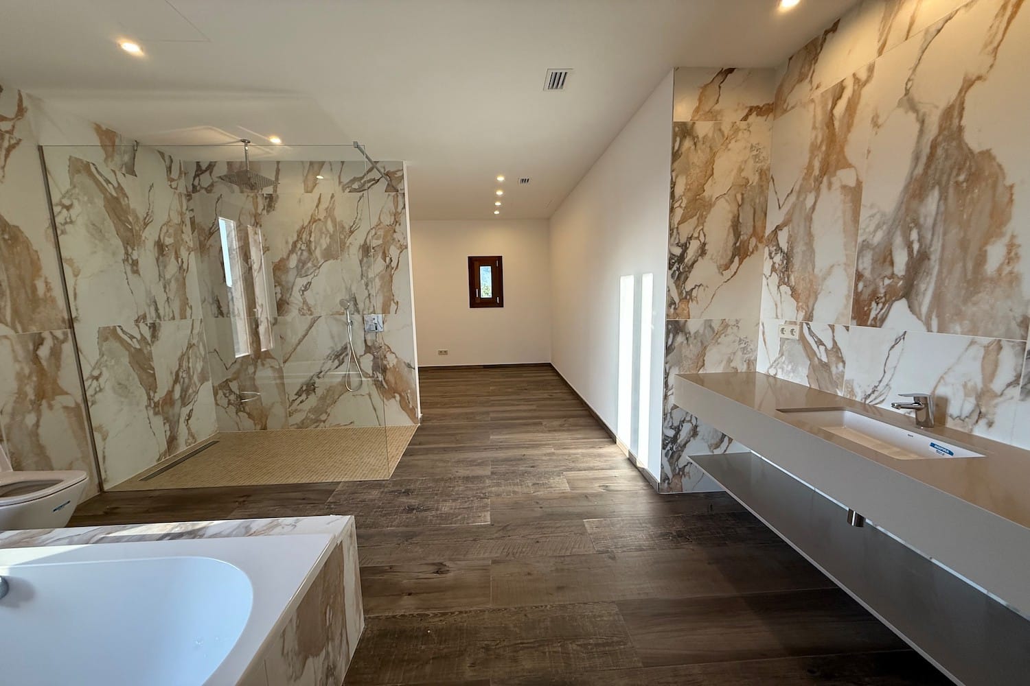 Eines von 4 Badezimmern