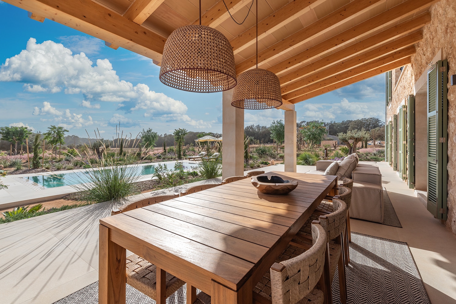 Überdachte Terrasse mit Panoramablick