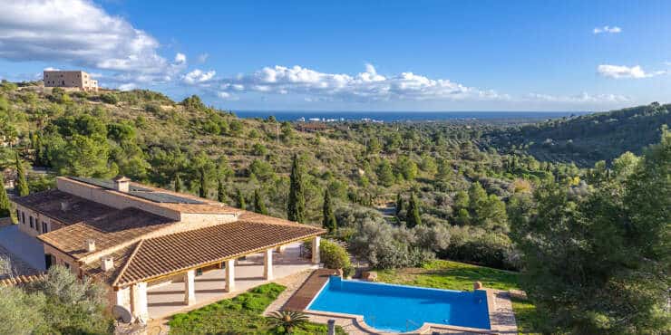 Herrschaftliches Fincaanwesen mit Pool und Panoramablick auf die Berge und das Meer