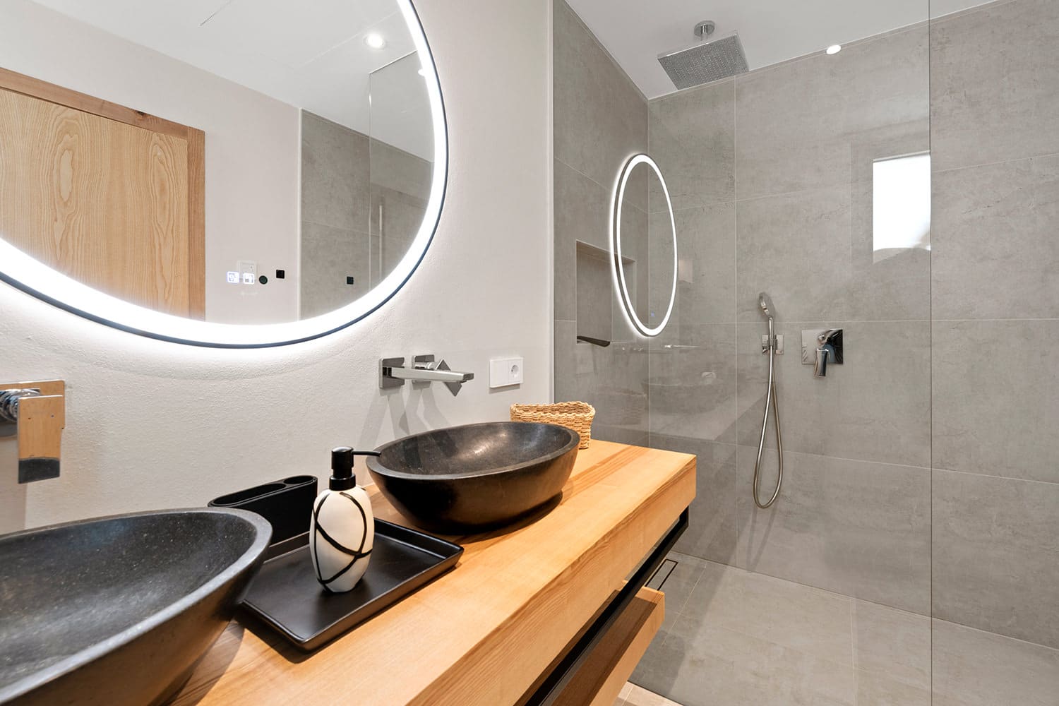 Eines von 5 Badezimmern