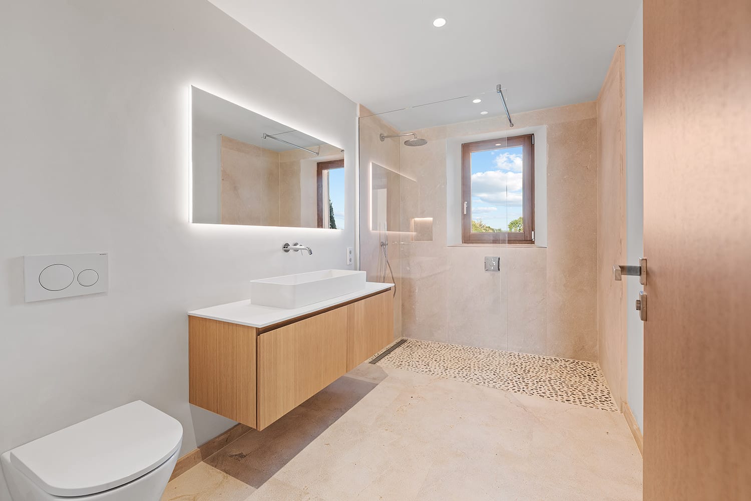 Eines von 4 Badezimmern