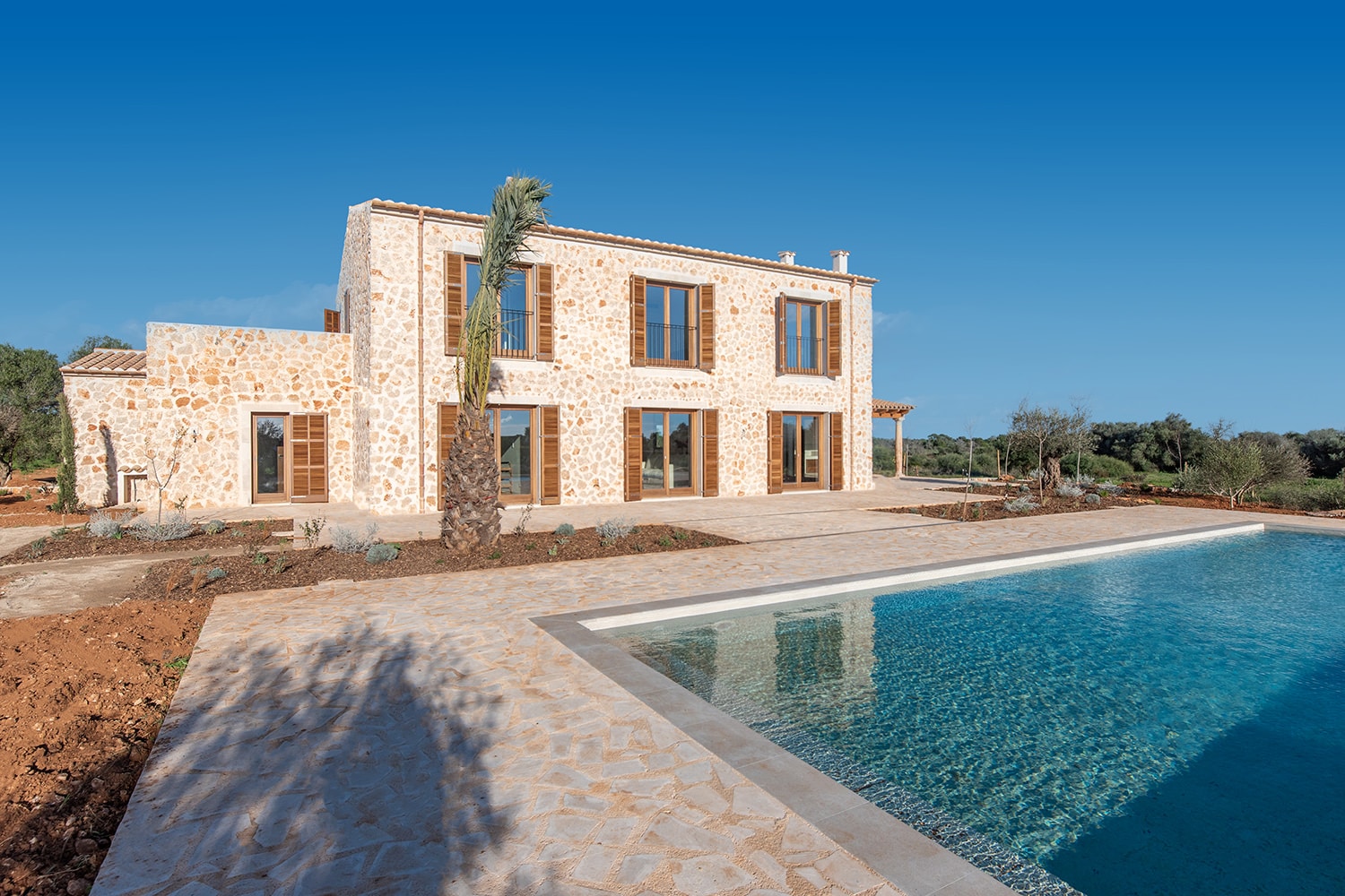 Pool mit Sonnenterrasse