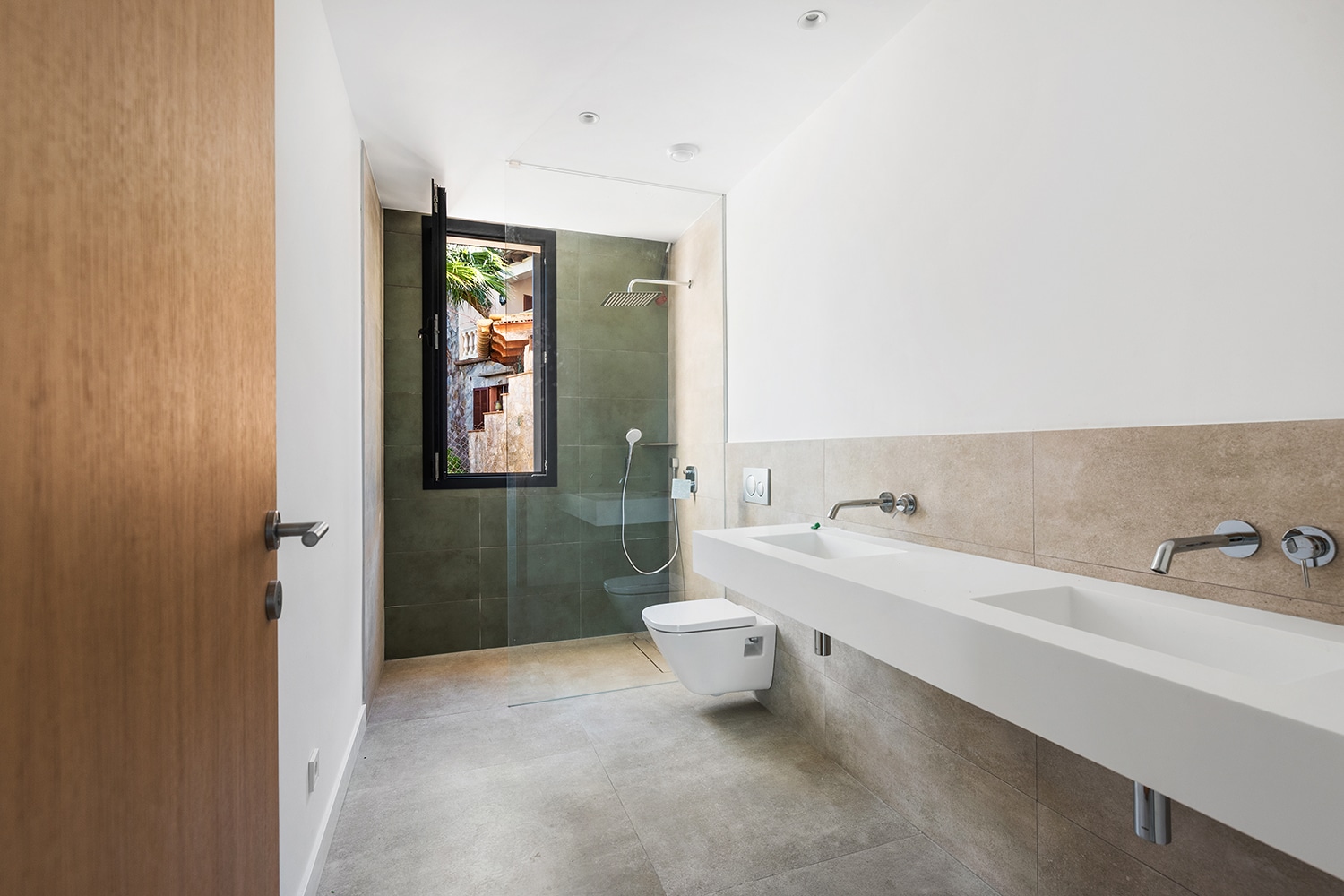 Eines von 4 Badezimmern