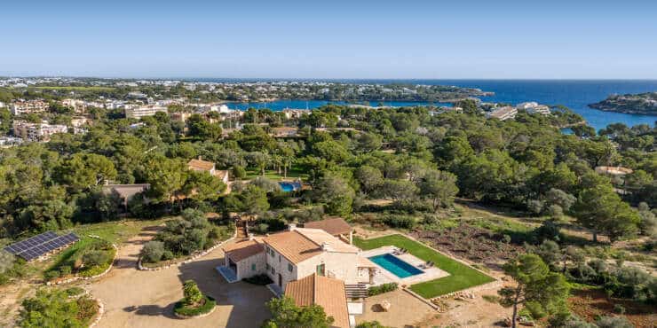 Einzigartige Lage – Stilvolle Natursteinfinca mit Pool fußläufig zum Meer und Hafen