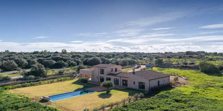 Moderne Natursteinfinca mit Pool und Panoramablick