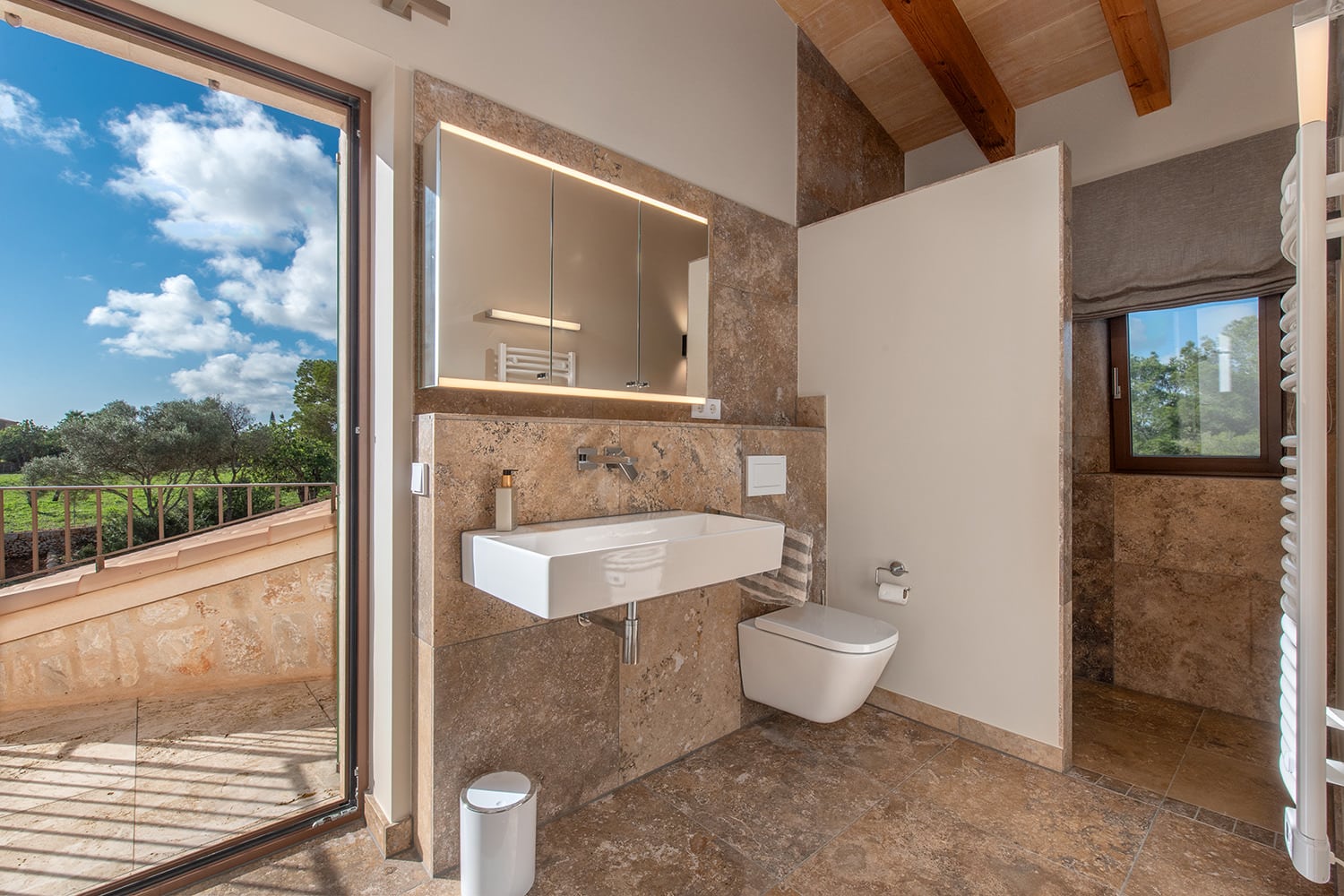 Eines von 4 Badezimmern