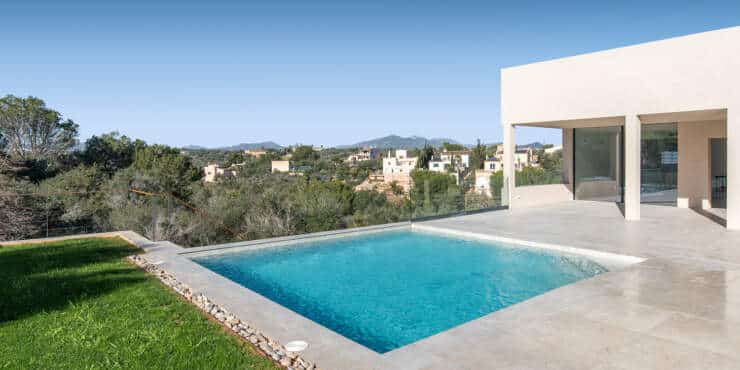 Exklusive Neubauvilla mit Pool in unmittelbarer Nähe zum Hafen von Portopetro