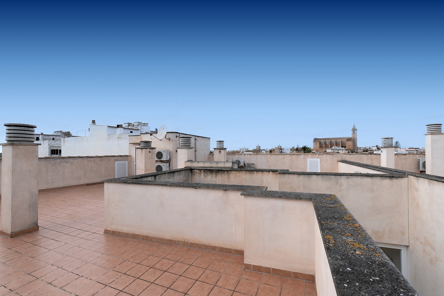 Sonnige Gemeinschaftsdachterrasse mit Weitblick