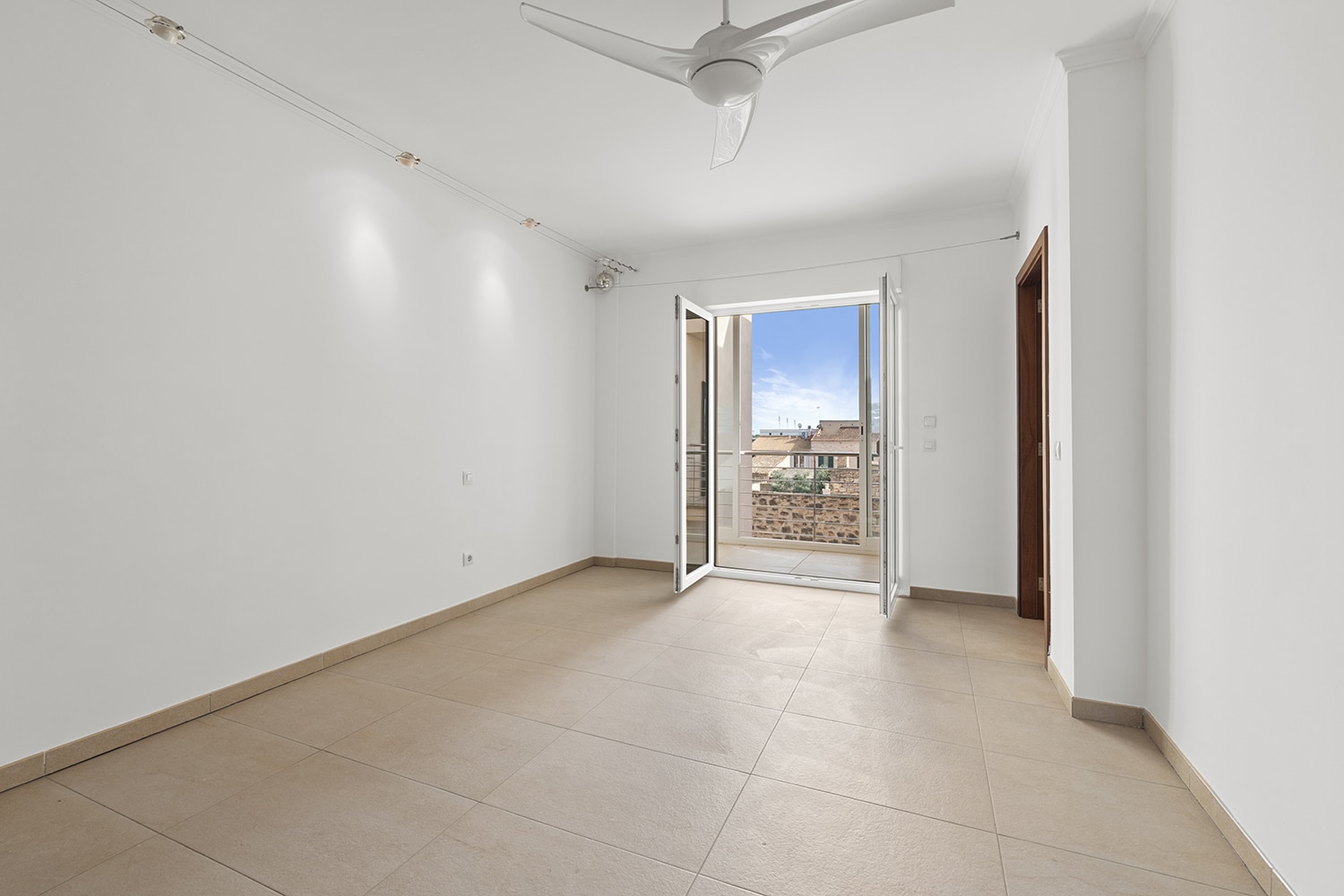 Schlafzimmer mit geschlossenem Loggia-Balkon