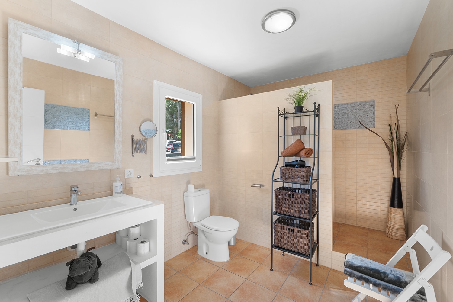 Eines von 2 Badezimmern