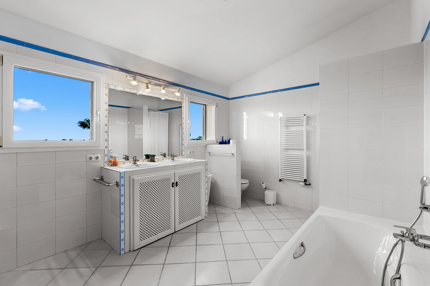 Eines von 2 Badezimmern