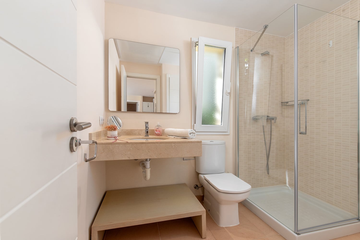 Eines von 2 Badezimmern