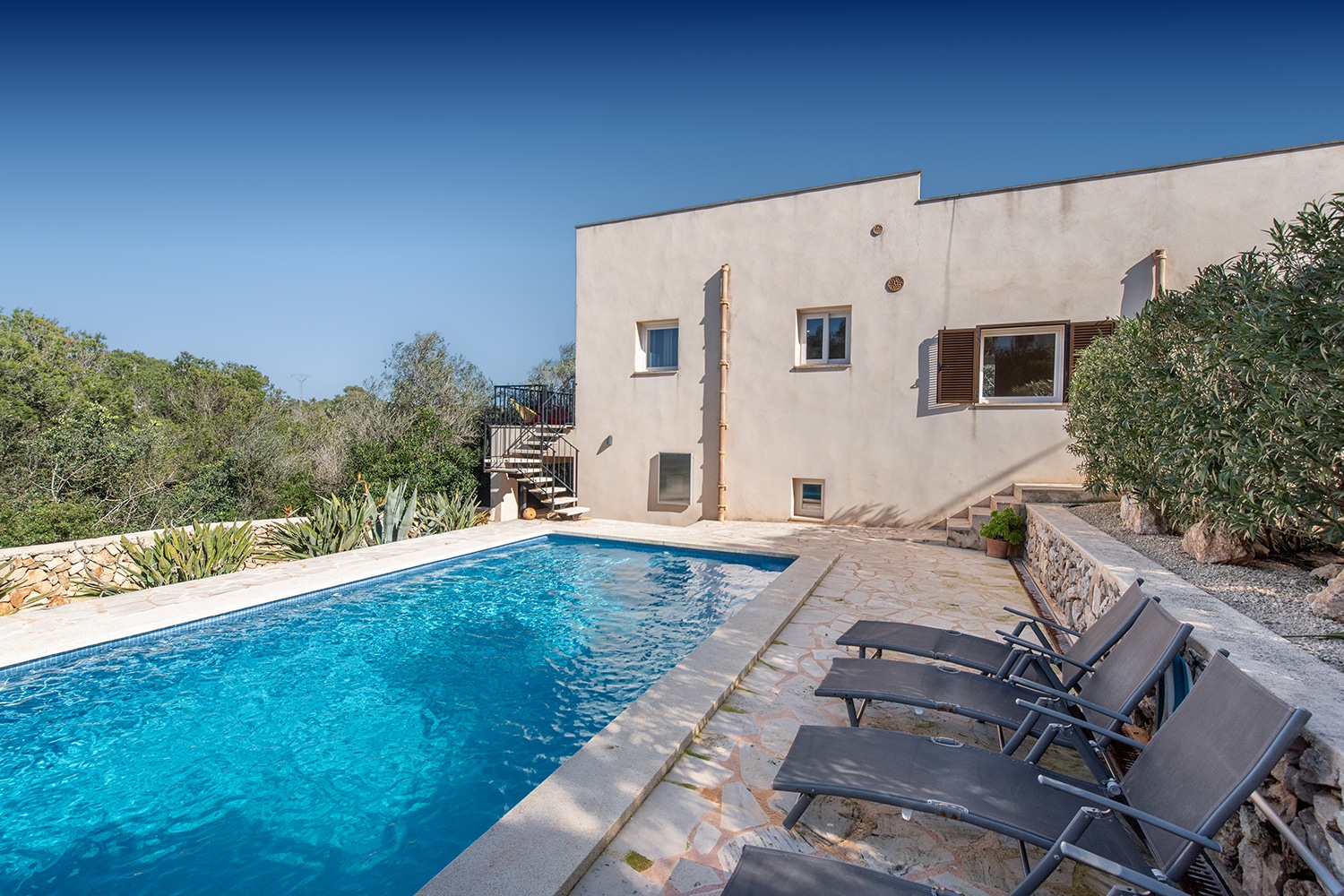 Pool mit Sonnenterrasse